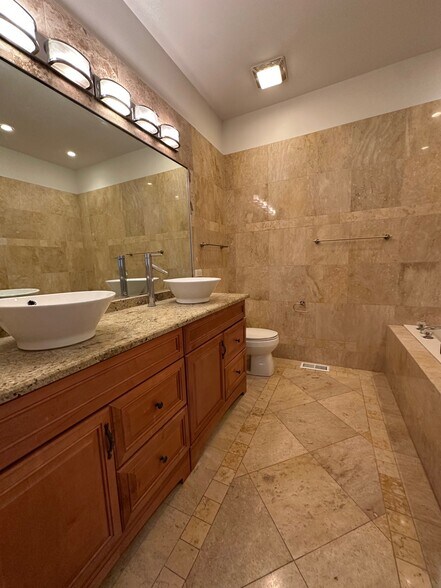 Master Bath (1) - 724 N Willard Ct