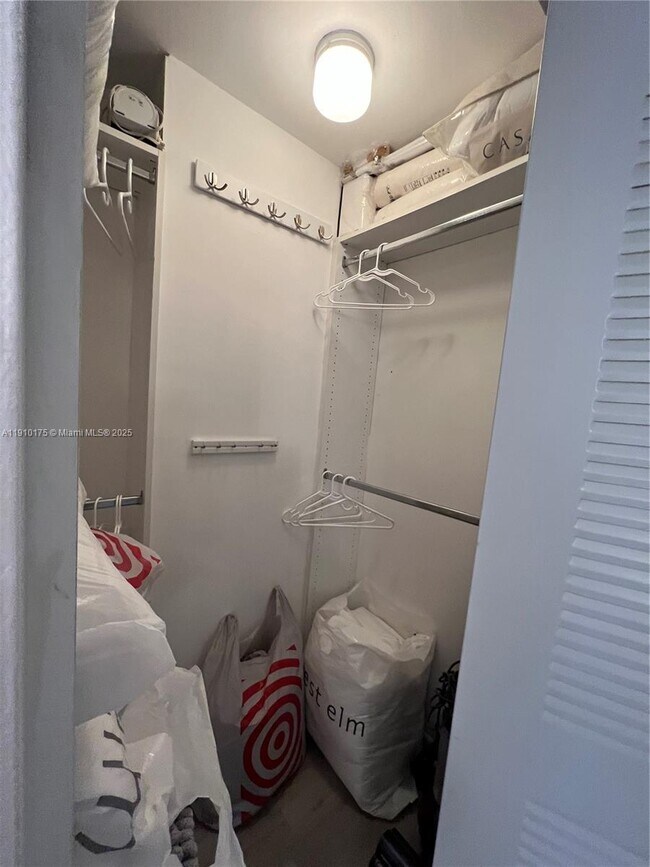 Building Photo - 540 Brickell Key Dr