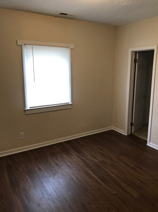 Building Photo - 1800 Longview Dr