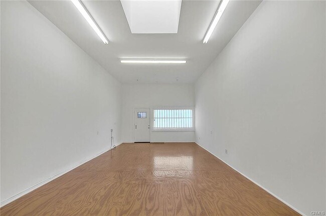 Building Photo - 1135 N La Brea Ave