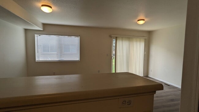 Building Photo - 3 BED/2.5 BATH TOWNHOME IN UNIVERSITY VILL...