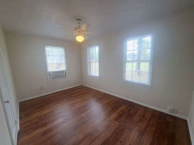 Building Photo - 3BR/1BA home with screened patio