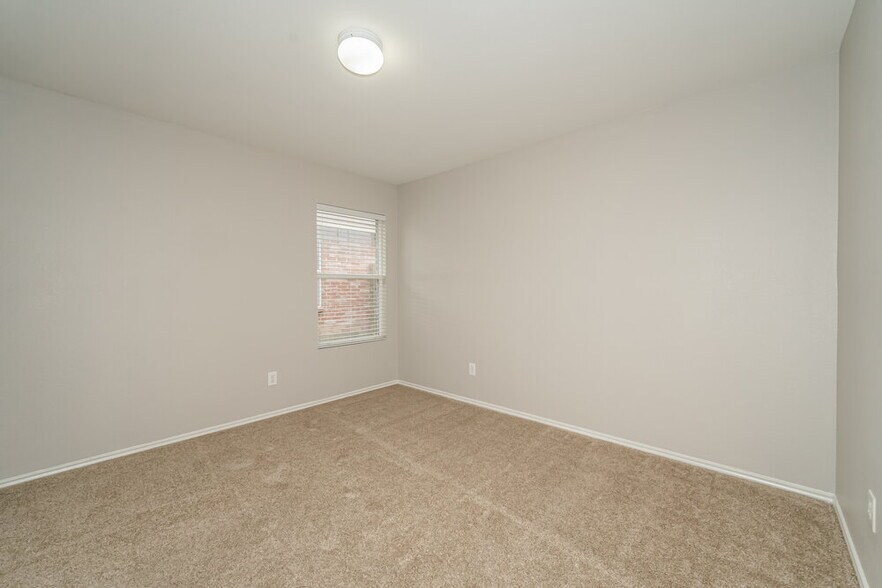 Building Photo - 1640 Diamond Lake Trail