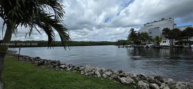 Building Photo - 400 Kings Point Dr