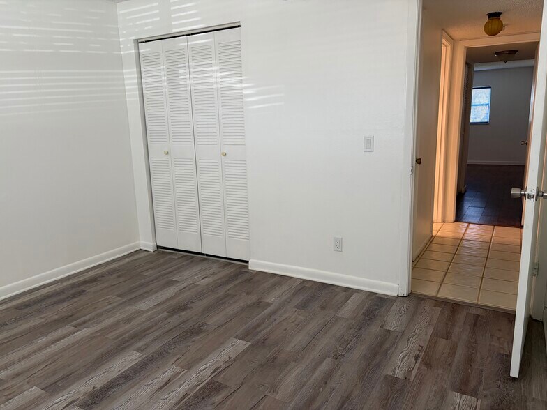 Building Photo - 405 E San Sebastian Ct