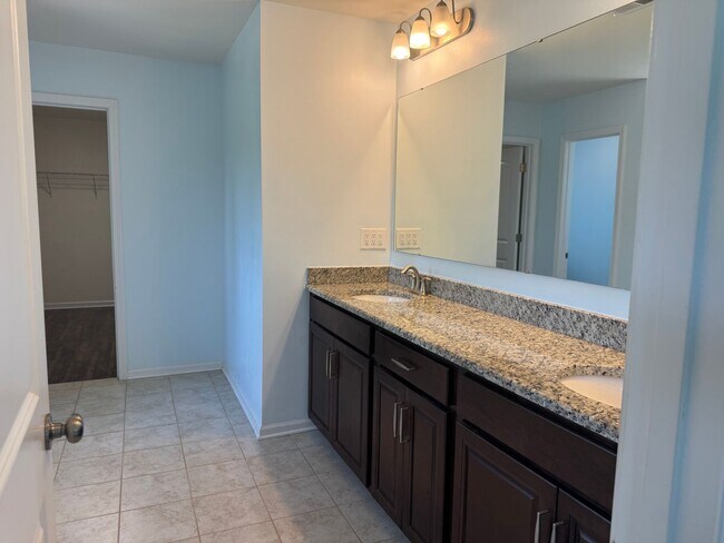 Building Photo - Five Bedroom Home in The Villages of Denver