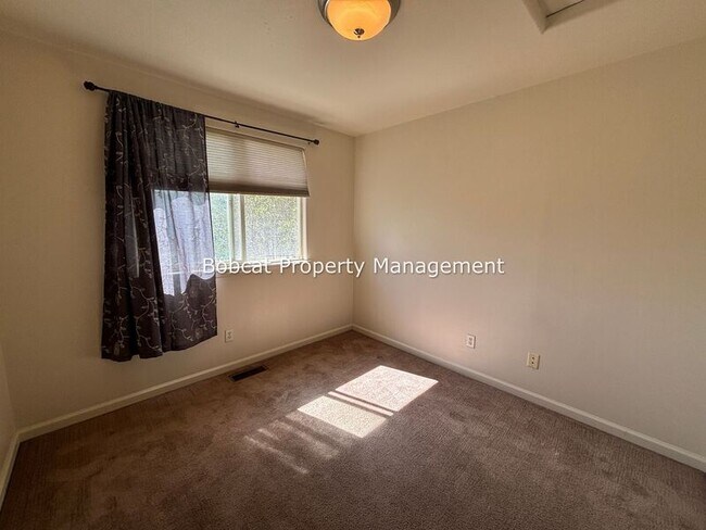 Building Photo - 217 Meadowood Ct