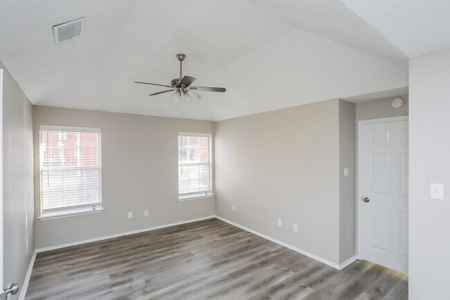 Building Photo - 708 Brees Dr