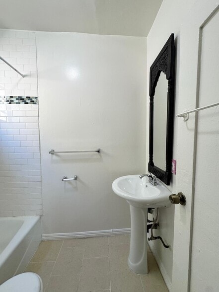 Building Photo - 808 2/5-805 N Poinsettia Pl