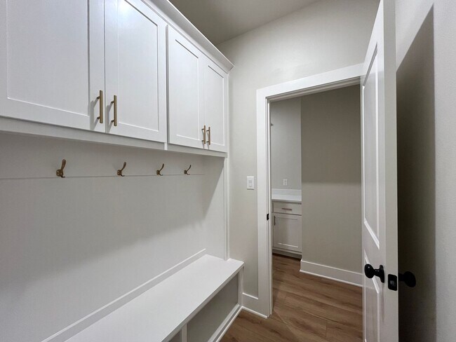 Building Photo - 7123 Alexander Dr