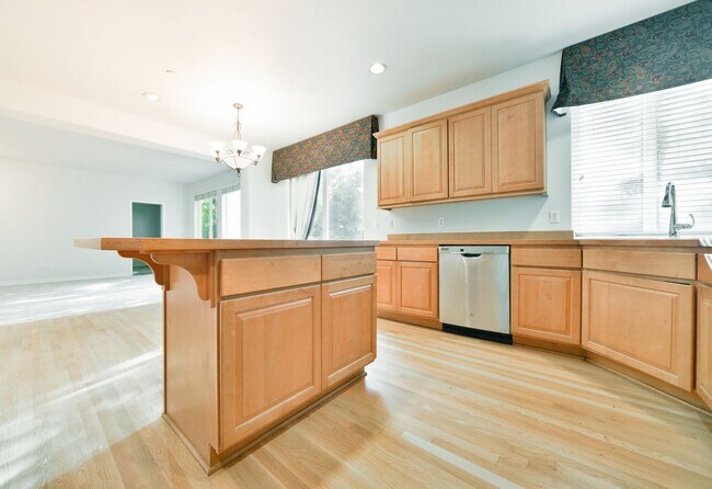 Building Photo - Nice 5 Bed / 2.5 bath house for rent in Kenmore.