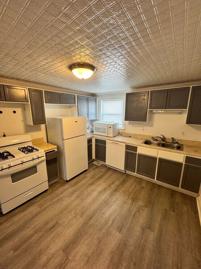 Building Photo - 3 bed 1.5 bath house near Church Hill