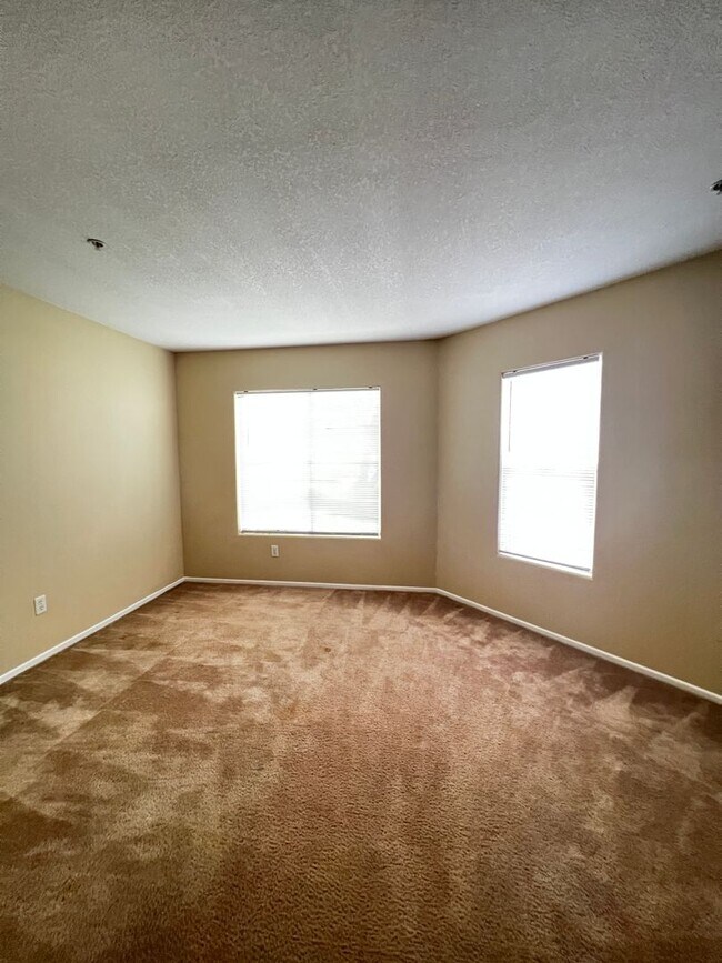 Building Photo - Beautiful Condo in a Gated Community!