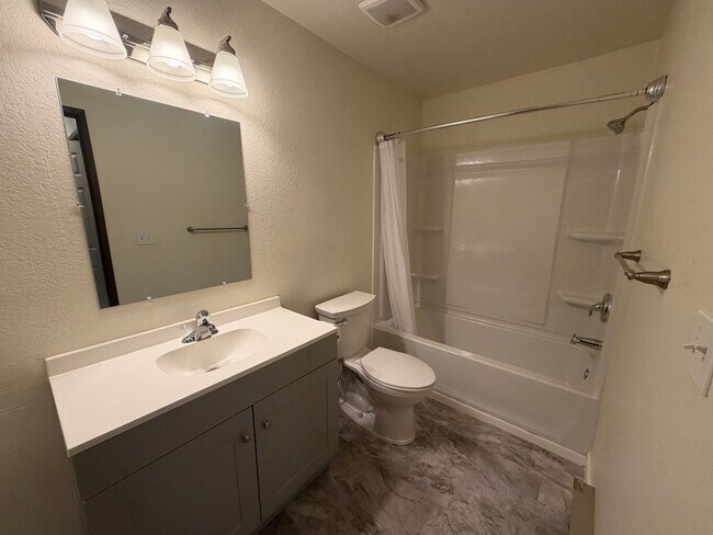 Building Photo - Ground-Level 1 Bedroom with In-Unit Laundry & A/C in Spokane!