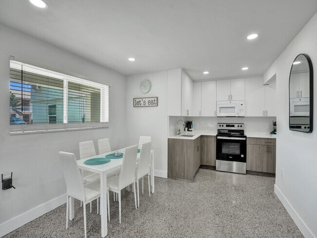 Building Photo - 906 N Riverside Dr