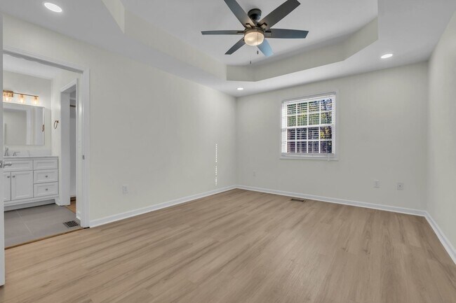 Building Photo - 129 Vintage Cir