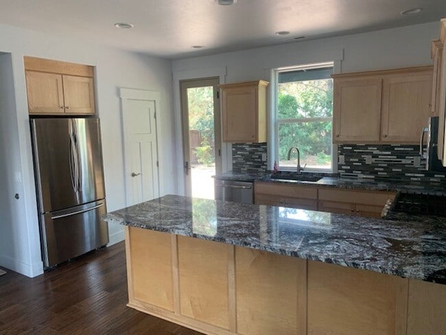 Building Photo - 3 Bed/2.5 Bath Single Family Home in NE Bend