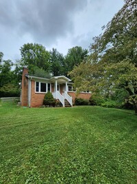 Building Photo - Swannanoa Rental-Large Yard!