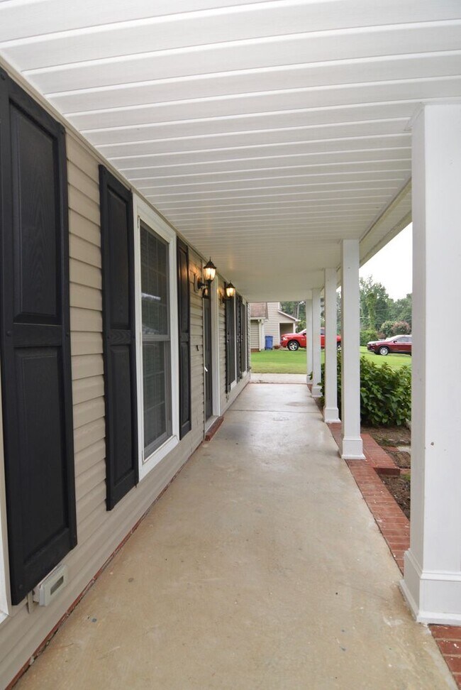 Building Photo - 490 Pheasant Run Dr