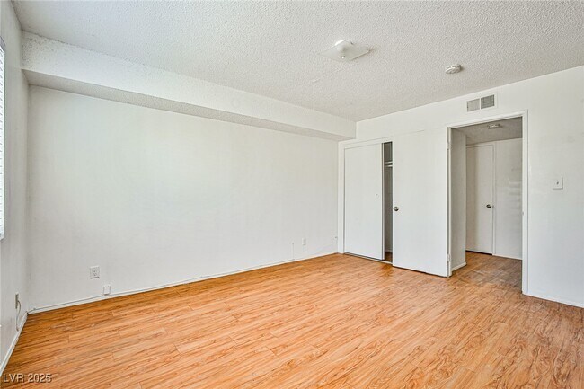 Building Photo - 5816 Bromley Ave