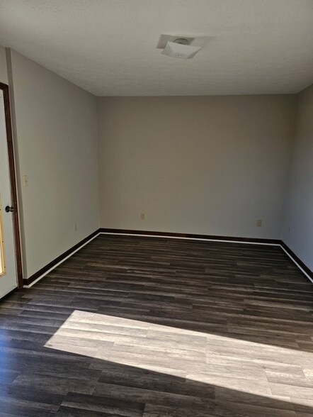 Building Photo - 378 River St