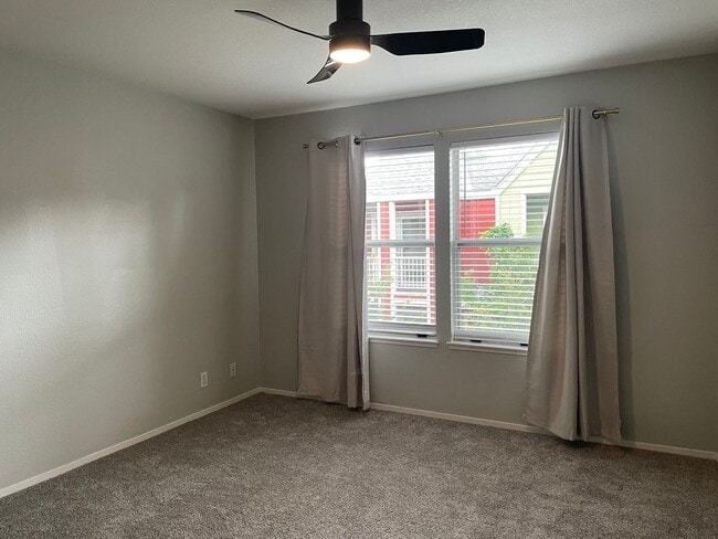Building Photo - Two Bedroom 1.5 Bath Townhome unit in Standford Park HOA