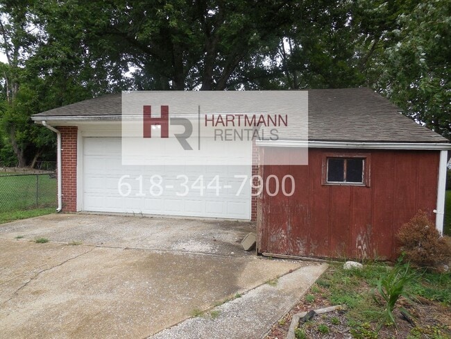 Building Photo - Three Bedroom 2 Bath Brick Home with 2 Car Garage!!