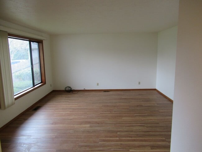 Building Photo - Large Three Bedroom in South Salem!