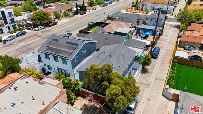Building Photo - 5853 Vineland Ave