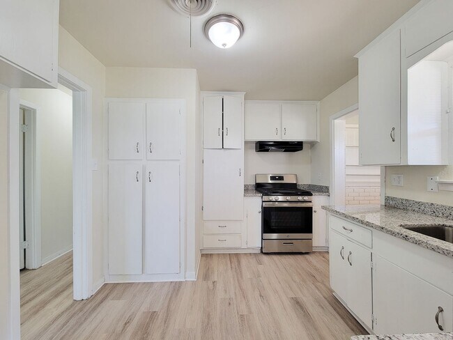 Building Photo - BEAUTIFUL REMODELED 4 BEDROOM 2 BATH HOME IN LAKE JACKSON, TEXAS