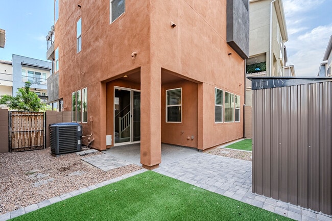 Building Photo - 7050 W Carter Dr