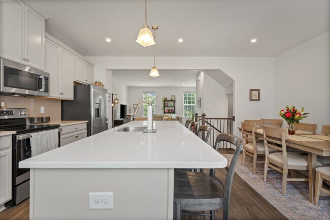 Building Photo - Luxurious three-story townhome with owner's suite and high-end finishes
