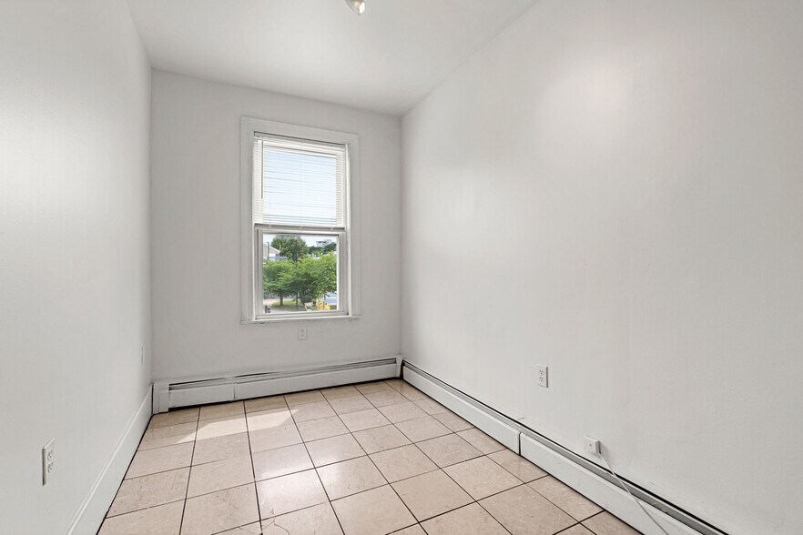 Building Photo - 571 Somerville Ave