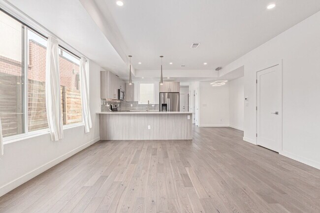 Building Photo - Beautiful Sloans lake Two Bed / Two and a ...