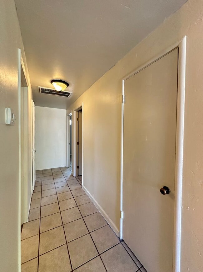 Building Photo - 3 Bedroom Home In Sacramento
