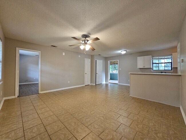 Building Photo - **Newly remodeled kitchen **  2 bedroom, 2bath Isle of Hope home with fenced in backyard and scre...