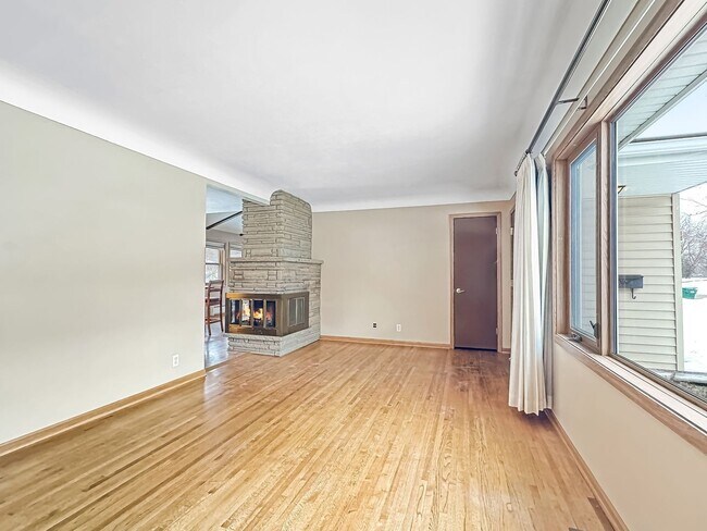 Building Photo - 4624 Maryland Ave N