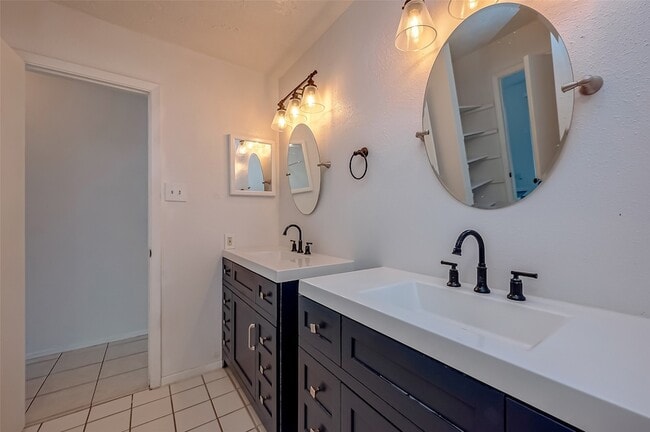 Building Photo - 11009 Crenchrus Ct