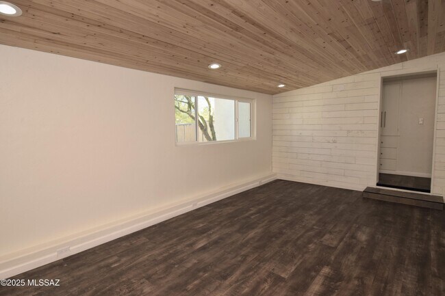 Building Photo - 4233 E Lester St