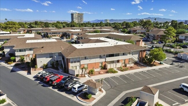 Building Photo - RENOVATED 3BD/2BA LV COUNTRY CLUB GUARD GATED