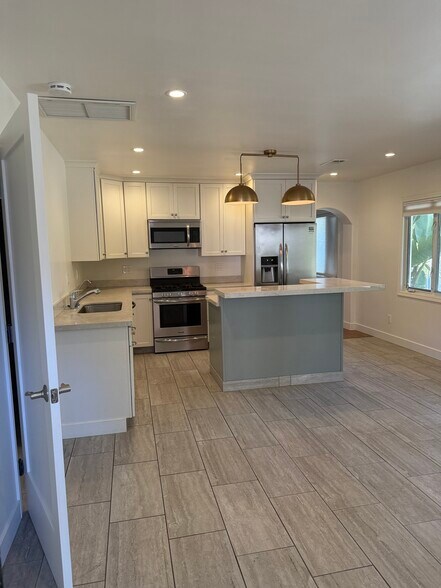 Building Photo - 328 East Carrillo Street