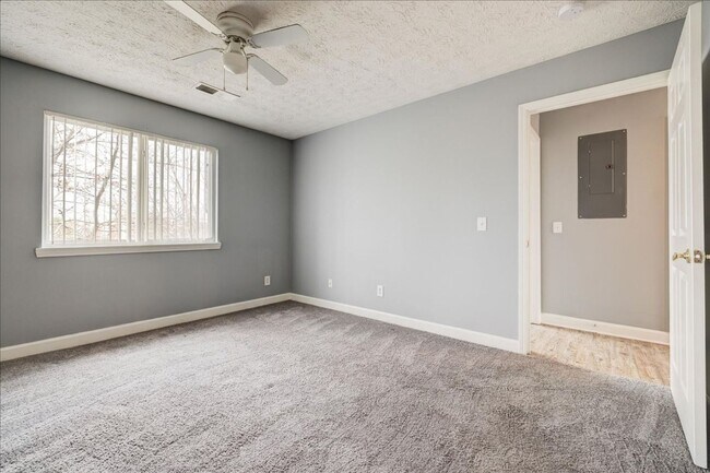 Building Photo - **2 bedroom 2 bath $1199/mo***Evansville, IN*** Pet Friendly**Vaulted Ceilings