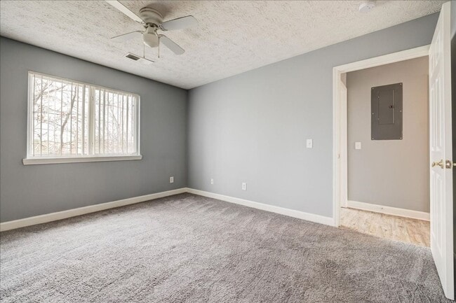 Building Photo - **MOVE IN BY 6/1**2 bedroom 2 bath $1150/m...