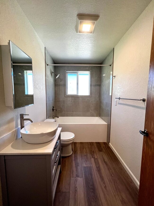 Building Photo - Move in special - $400 off first month's r...