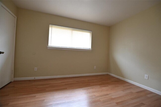 Building Photo - 1607 W Donovan St