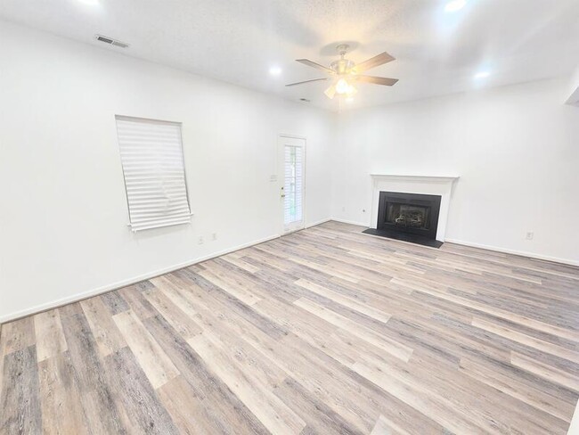 Building Photo - 125 Horse Run Dr