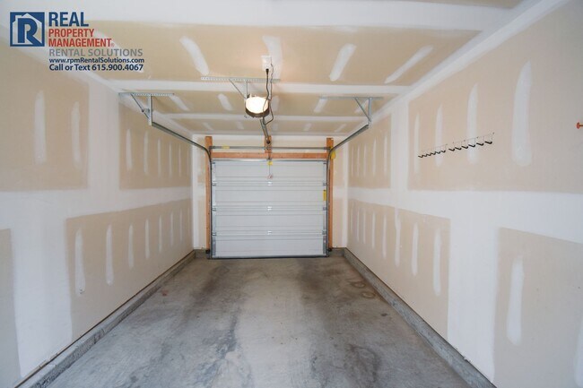 Building Photo - Wonderful townhome 15 min. to downtown Nashville- pool, tennis courts & fitness center!