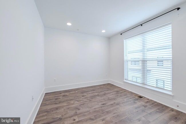 Building Photo - 11382 Emerald Park Rd