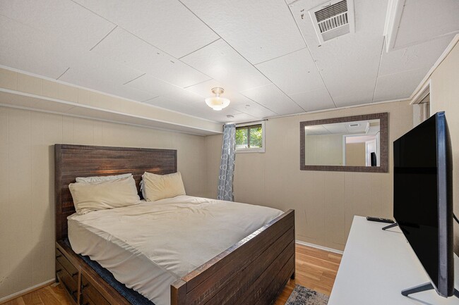 Building Photo - FURNISHED, Spacious 3 bedroom home in the heart of University!