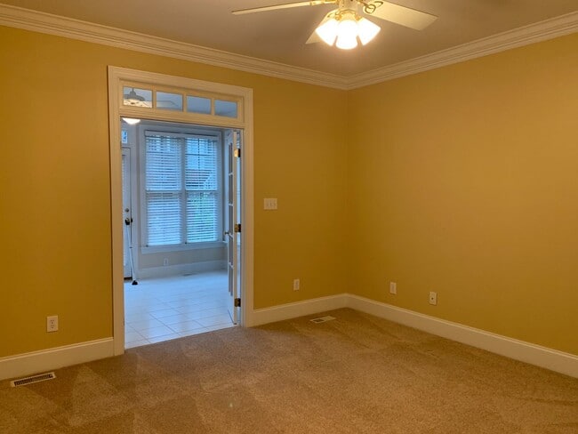 Building Photo - Large 3 Bed | 2.5 Bath Townhouse With Firs...